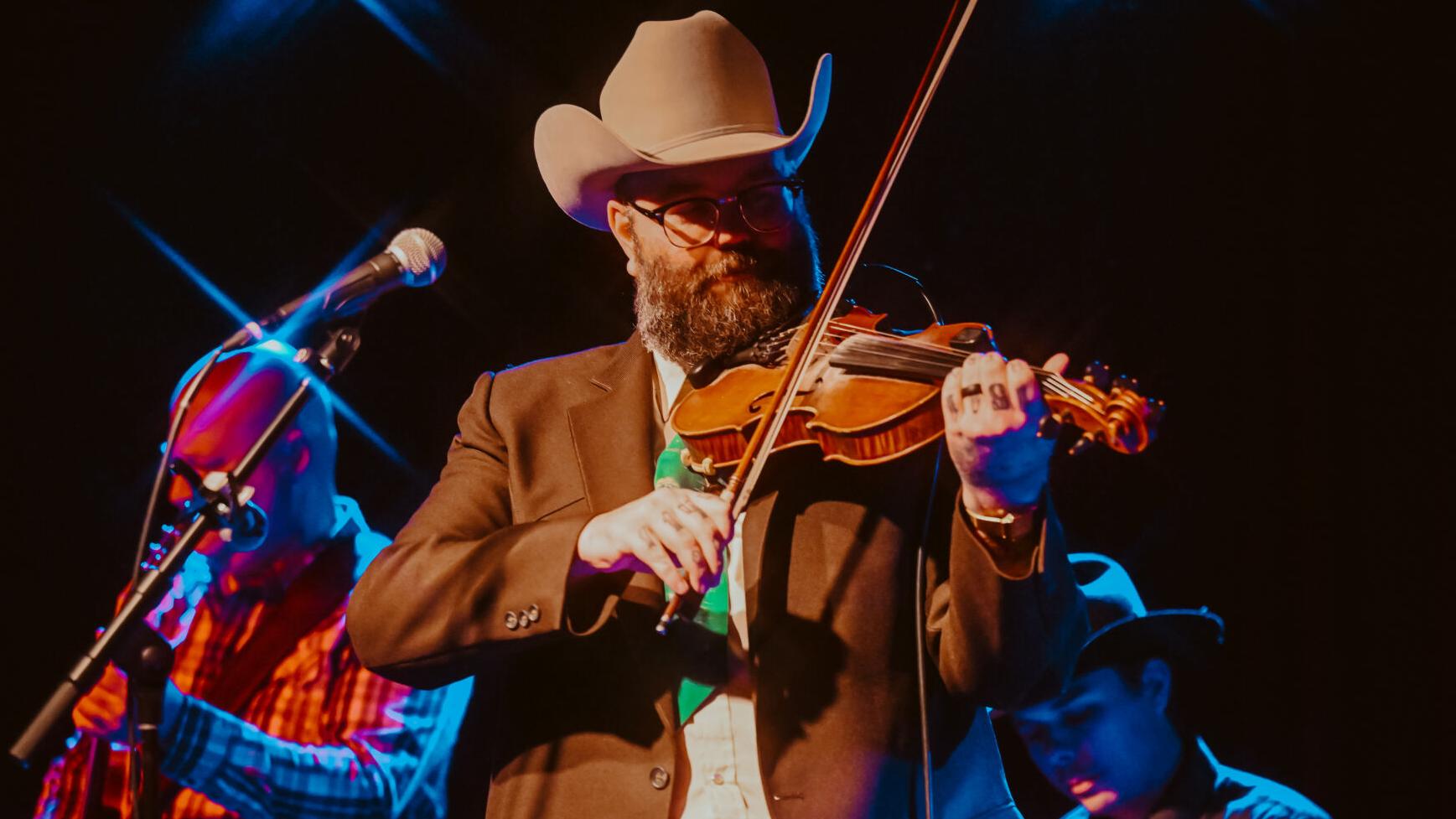 Joshua Hedley Schools the Crowd at Skinny Dennis